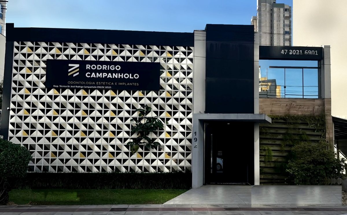 Fachada da clínica, com o letreiro em destaque