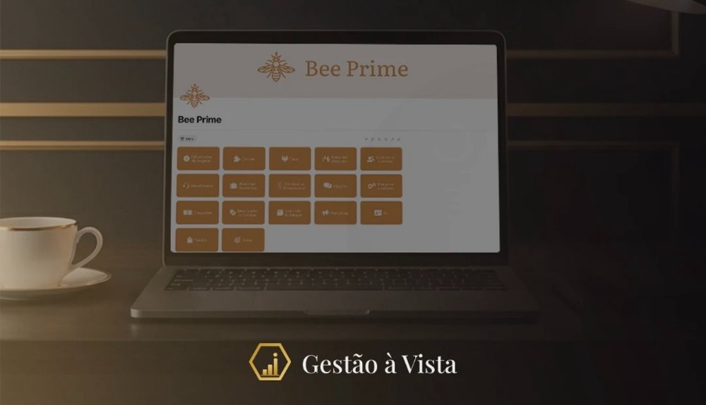 Notebook exibindo o painel Gestão à Vista da Bee Prime no Notion, ao lado de uma xícara de café
